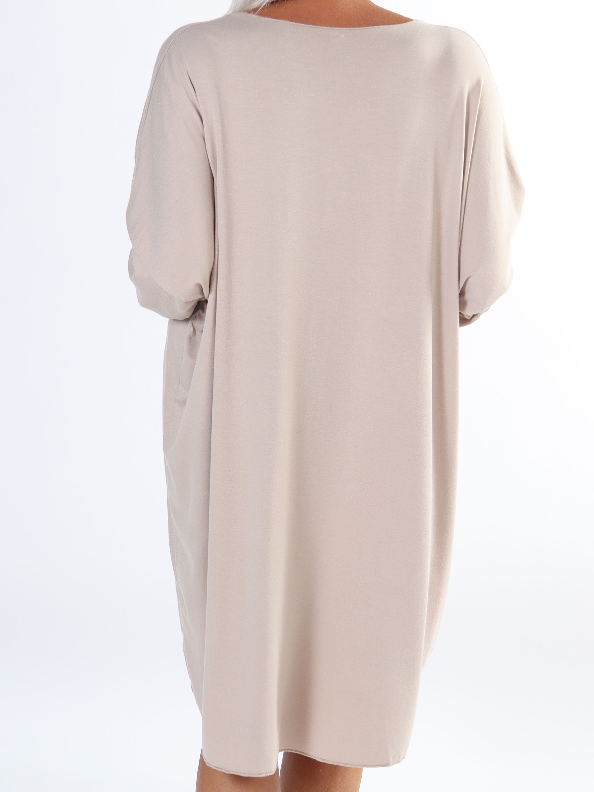 Vogue Long Sleeve - Langærmet plus size kjole i viskose med guld skrift